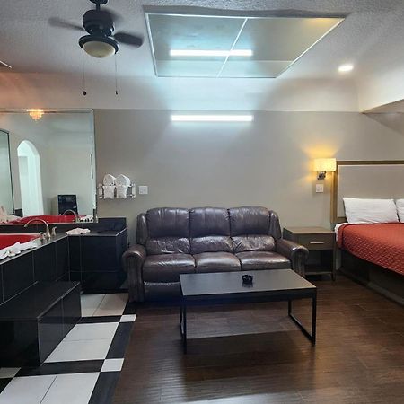 Scottish Inn & Suites Sam Houston Parkway Dış mekan fotoğraf