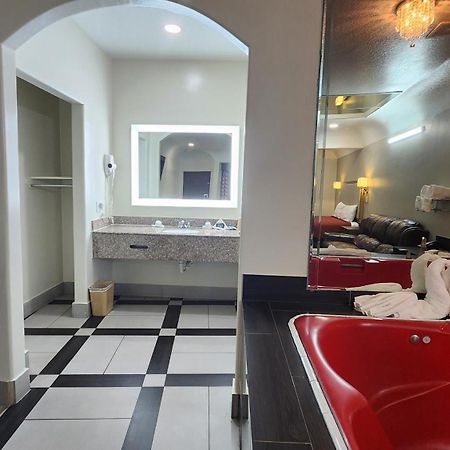Scottish Inn & Suites Sam Houston Parkway Dış mekan fotoğraf