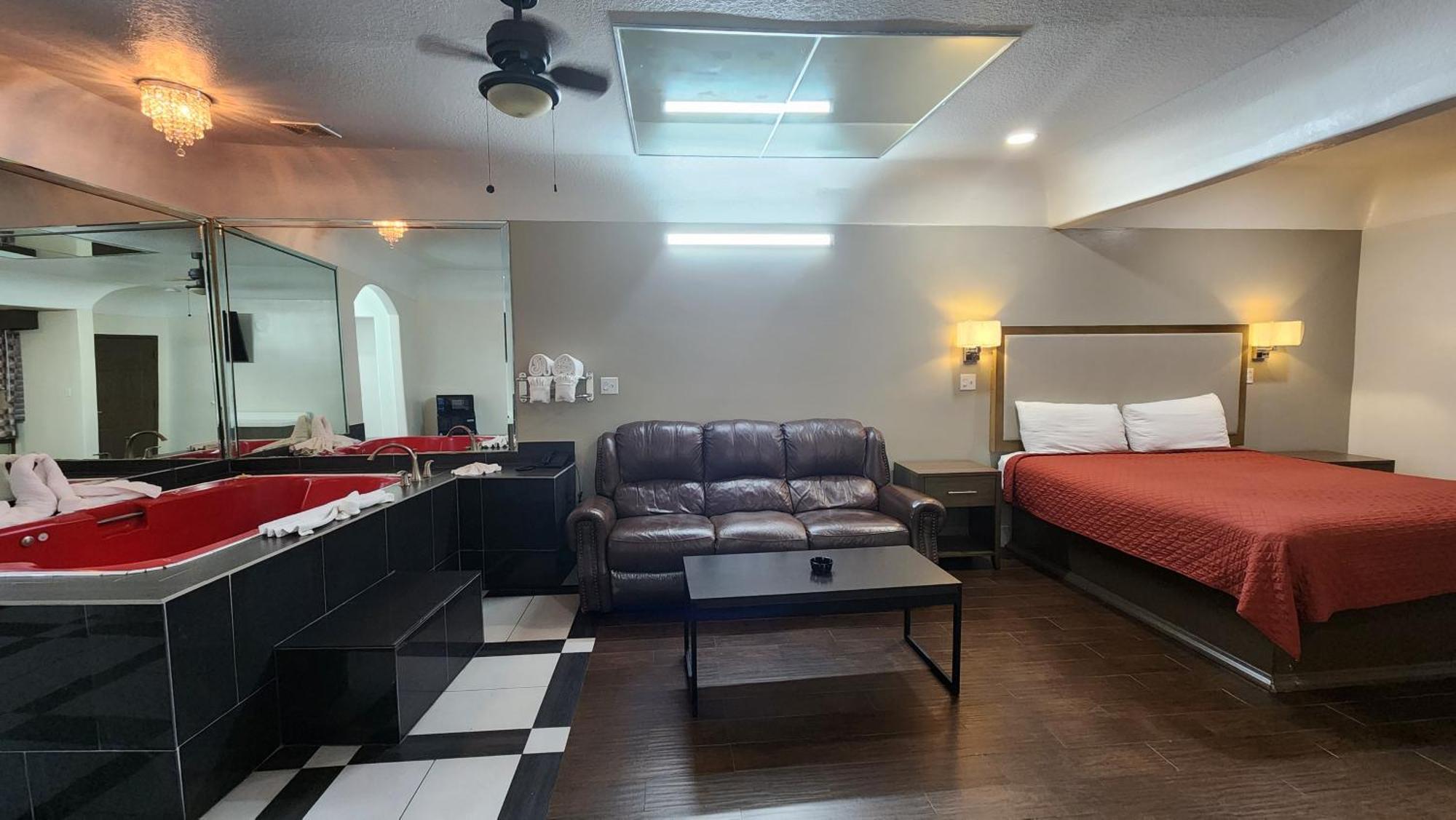 Scottish Inn & Suites Sam Houston Parkway Dış mekan fotoğraf
