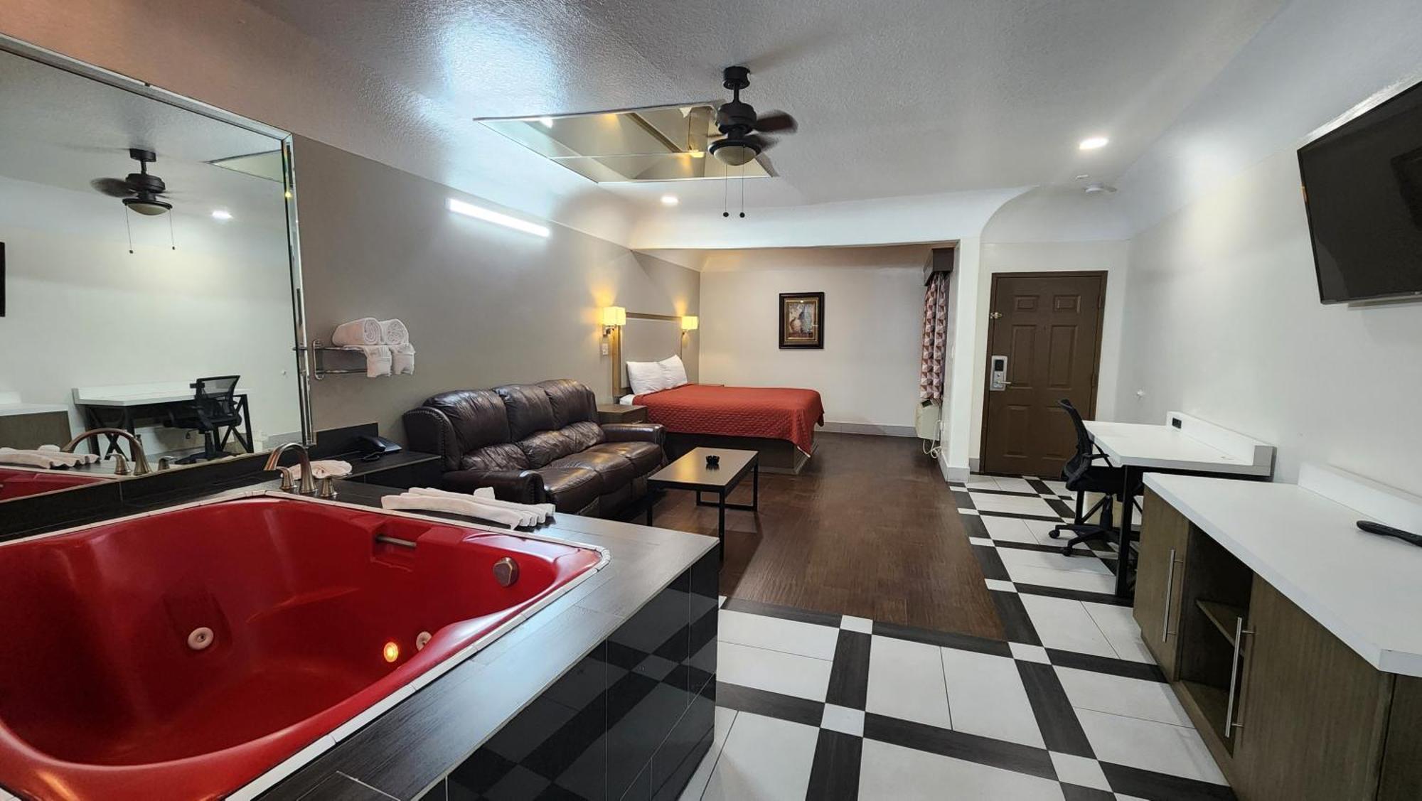 Scottish Inn & Suites Sam Houston Parkway Dış mekan fotoğraf