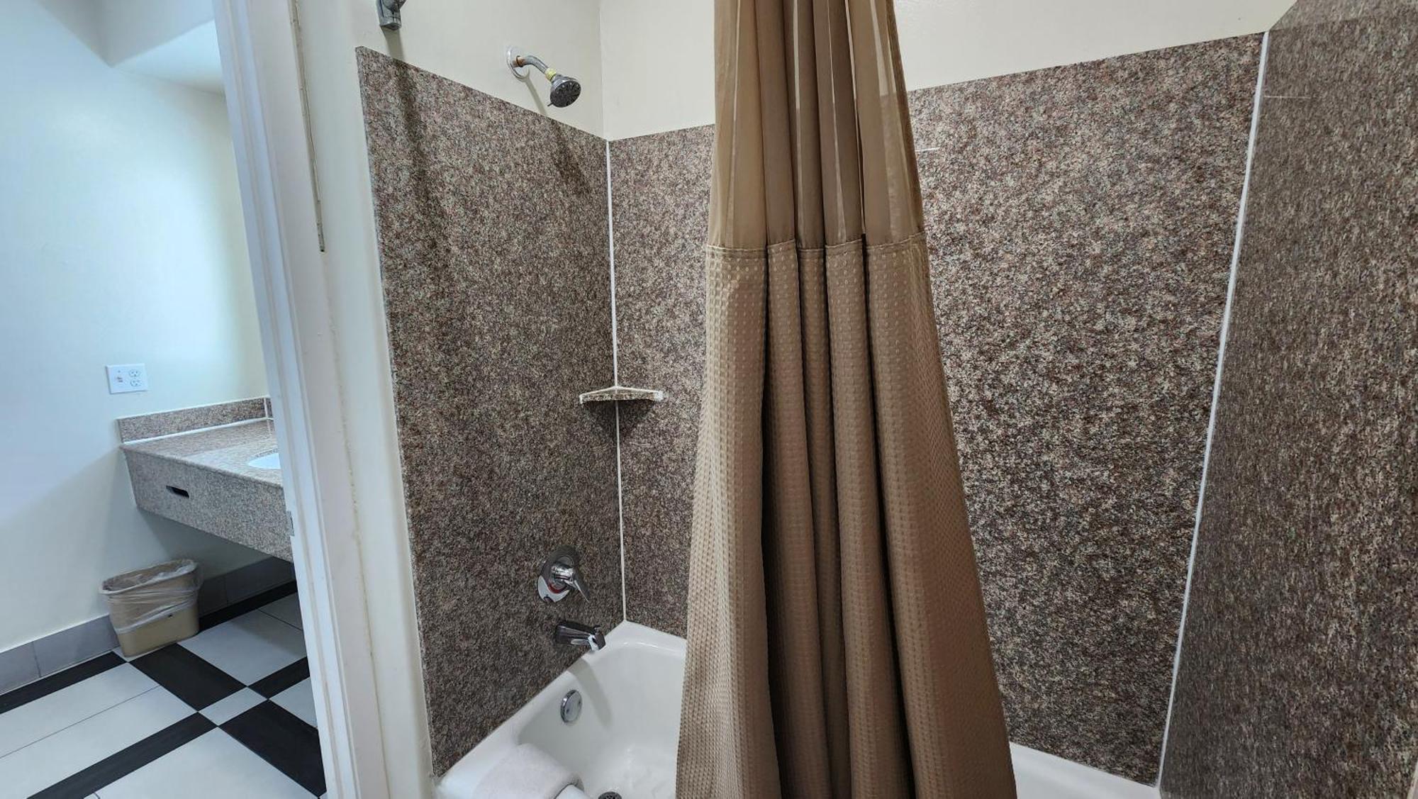 Scottish Inn & Suites Sam Houston Parkway Dış mekan fotoğraf