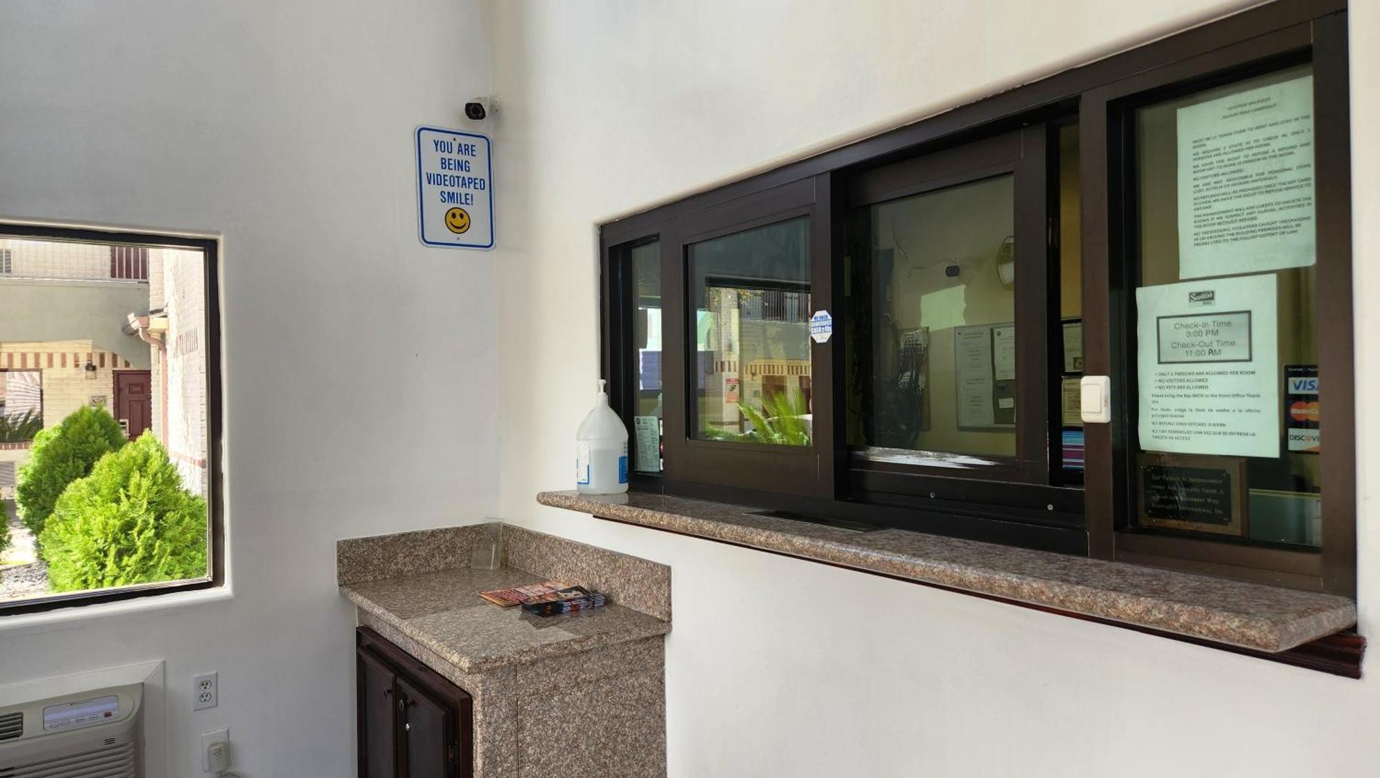 Scottish Inn & Suites Sam Houston Parkway Dış mekan fotoğraf