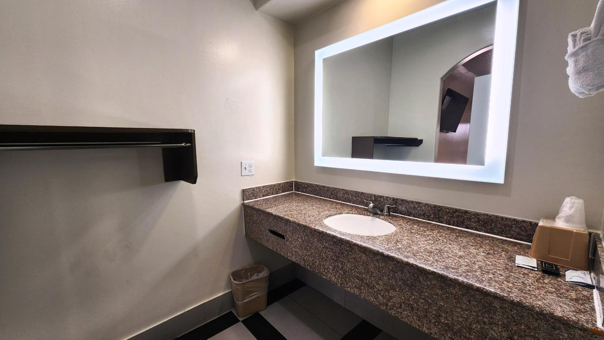Scottish Inn & Suites Sam Houston Parkway Dış mekan fotoğraf