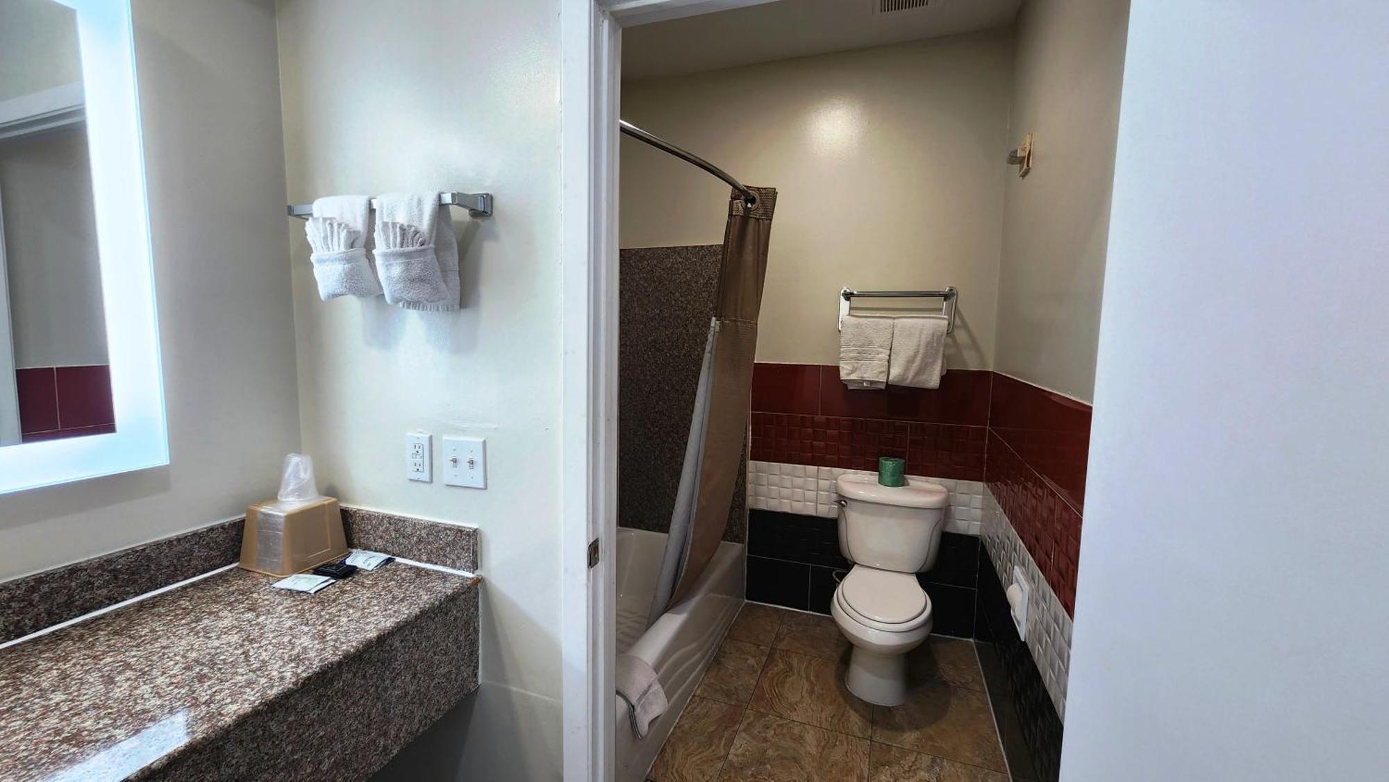 Scottish Inn & Suites Sam Houston Parkway Dış mekan fotoğraf