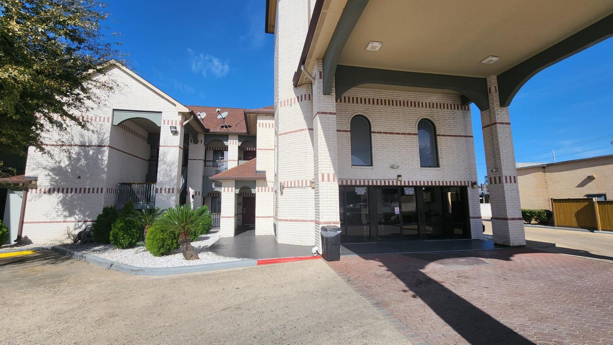 Scottish Inn & Suites Sam Houston Parkway Dış mekan fotoğraf